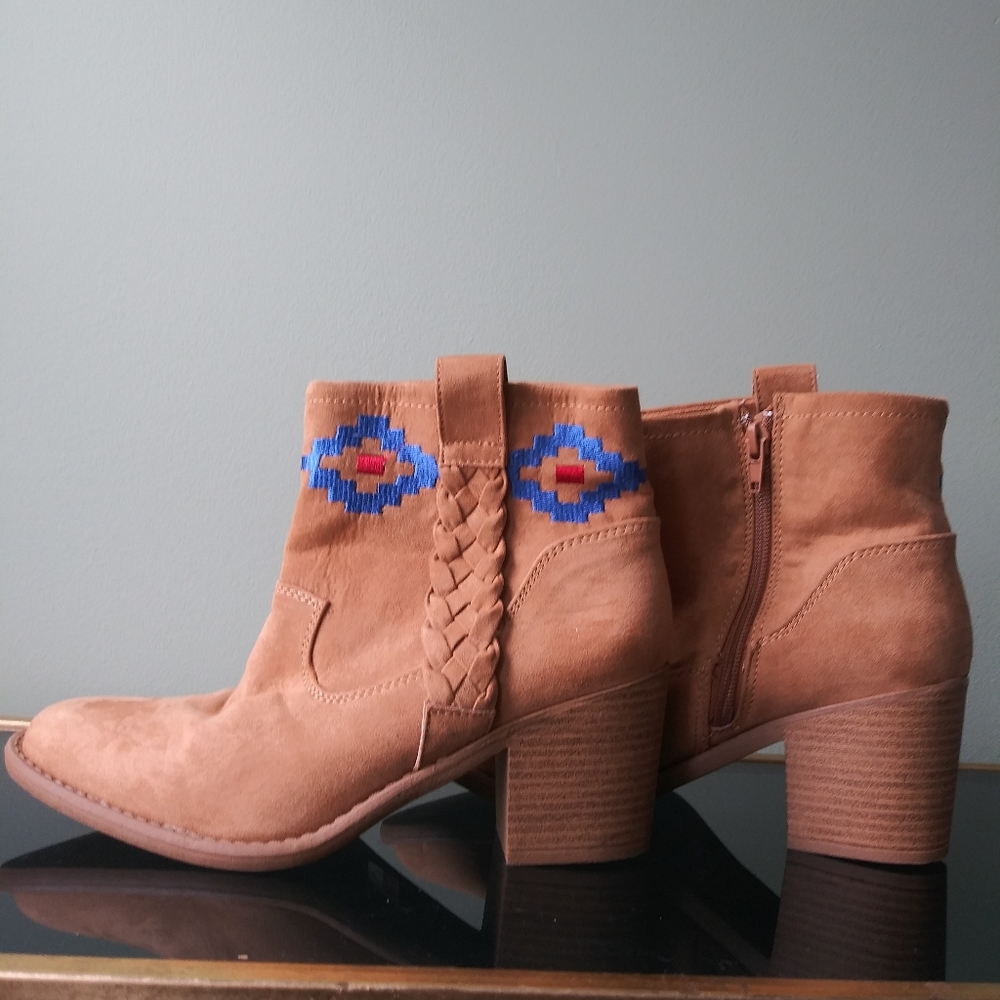 Qupid Ankle boots - Size 7 - Tan with Native American style design